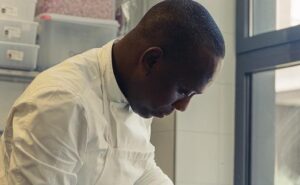 Harouna Sow, chef : « D’où je viens, ce ne sont pas les hommes qui cuisinent, c’était une révélation pour moi »