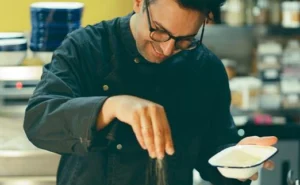 Haitham Karajay, chef syrien : « J’ai eu de la chance de pouvoir avoir ma mère à mes côtés jusqu’à sa mort, je connais tant de gens qui n’ont plus jamais revu leurs parents »