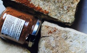 Trois ingrédients de haut vol pour cuisiner : poudre de saté, mélilot blanc et harissa aux piments baklouti