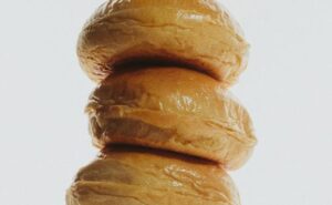 Le bun, une icône américaine qui prend l’accent français