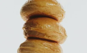 Le bun, une icône américaine qui prend l’accent français