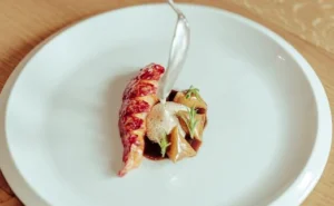 Une vague marine et végétale déferle sur les tables de la côte basque