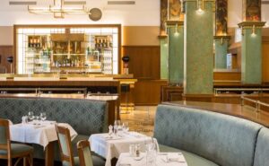 La Coupole, brasserie à coups de théâtre de Montparnasse